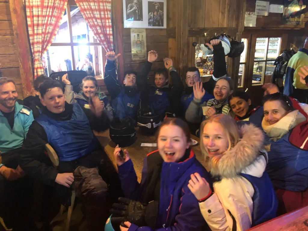 Ausgelassene Runde in der Skihütte.